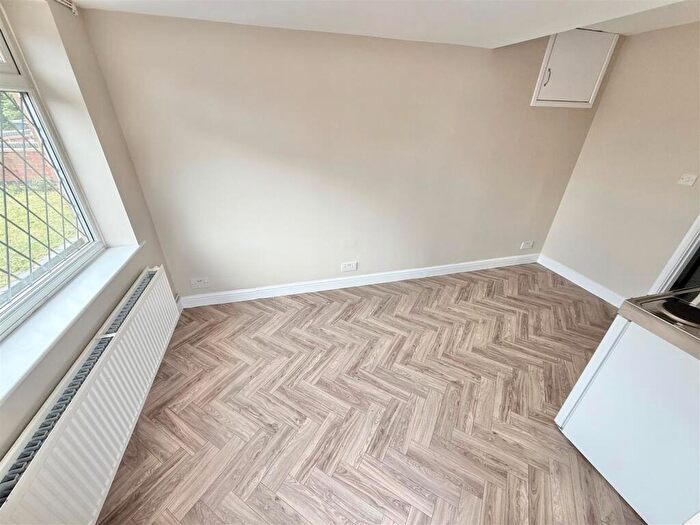 Studio To Rent In Stopsley Way, Luton, LU2