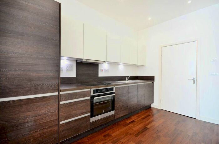 1 Bedroom Flat To Rent In Great West Road, Brentford, TW8