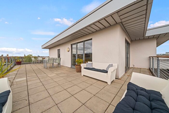 2 Bedroom Flat To Rent In Rose Street, Glasgow, G3