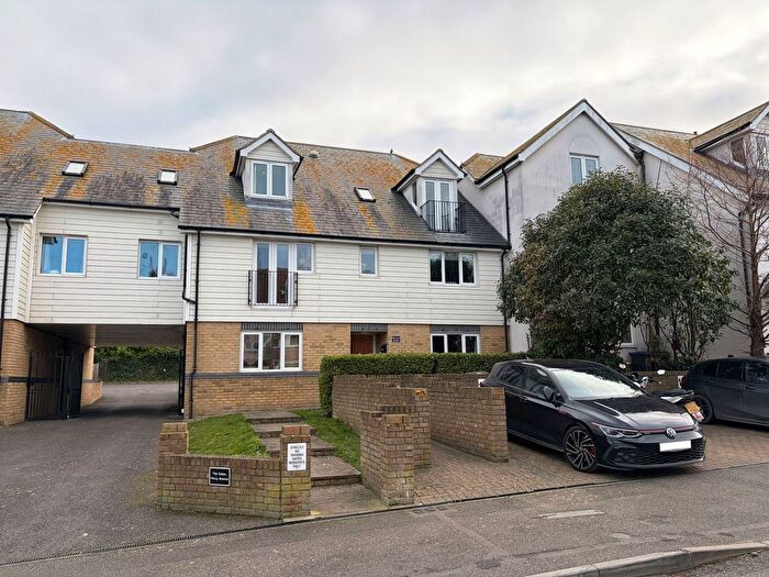 3 Bedroom Flat For Sale In Percy Avenue, Broadstairs, CT10