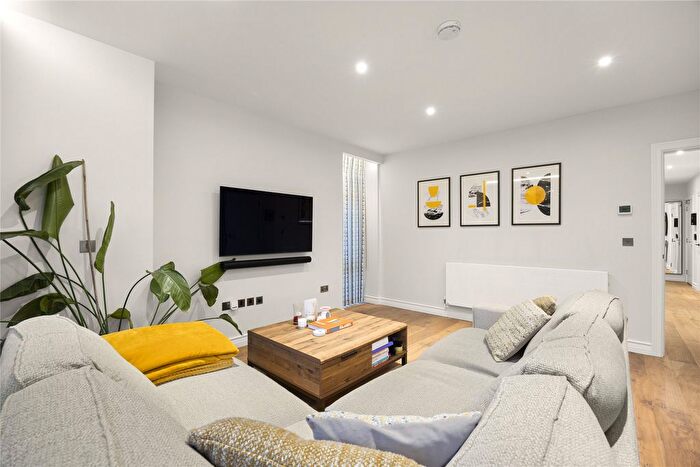 2 Bedroom Flat For Sale In Littleworth Road, Esher, Surrey, KT10