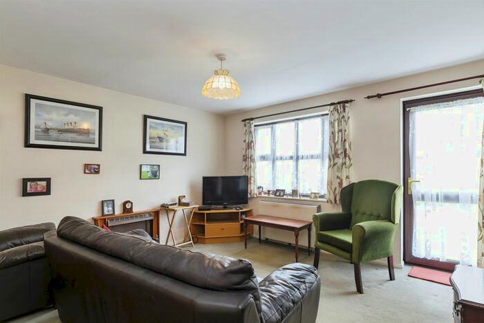 2 Bedroom Flat For Sale In Pembroke Way, Birmingham, B28