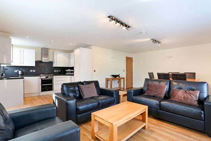 2 Bedroom Flat To Rent In William Street, Windsor, SL4