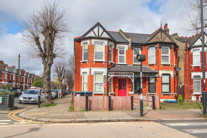 6 Bedroom Semi-Detached House To Rent In Brownlow Road, Bounds Green, N11