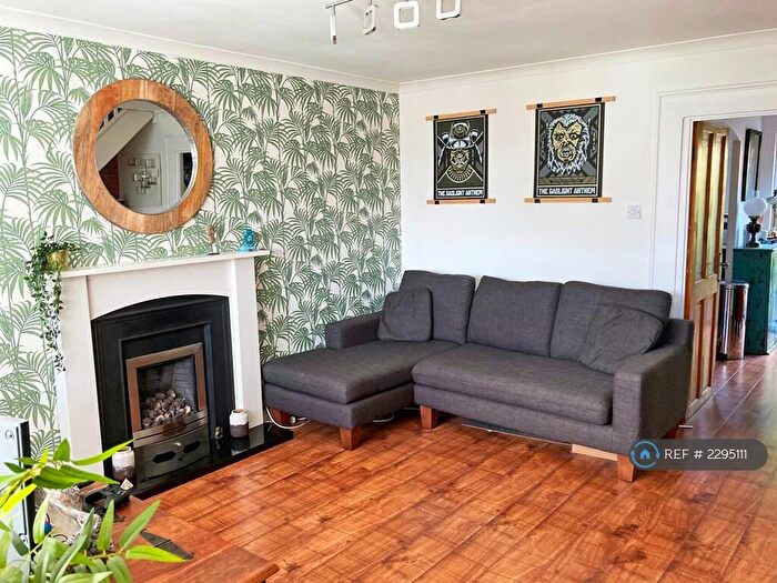 3 Bedroom Semi-Detached House To Rent In Pendlecroft Avenue, Swinton, Manchester, M27