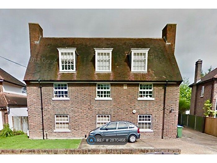 2 Bedroom Flat To Rent In Avondale Avenue, Esher, KT10