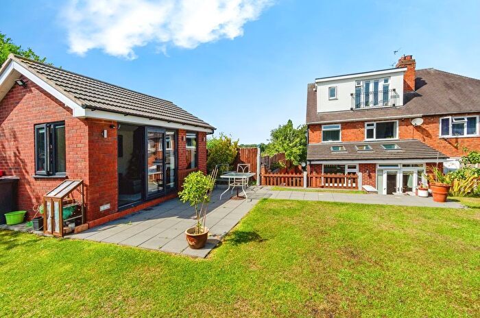 3 Bedroom Semi-Detached House For Sale In Kent Avenue, Walsall, West Midlands, WS2