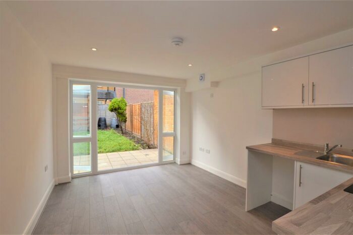 Flat To Rent In New Cross Road London, SE14