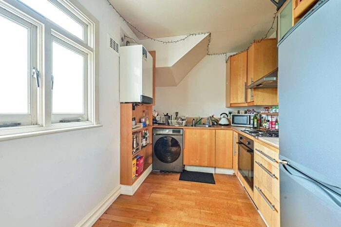 2 Bedroom Flat To Rent In Merton Road, Wandsworth, London, SW18