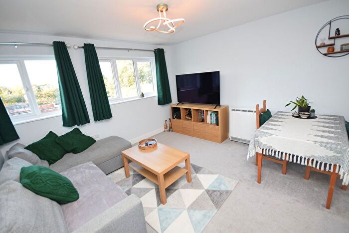 1 Bedroom Flat For Sale In Weydon Lane, Farnham, Surrey, GU9