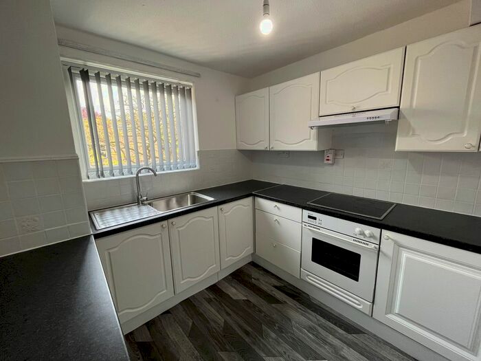 2 Bedroom Flat To Rent In Lister Gardens, Bradford, BD8