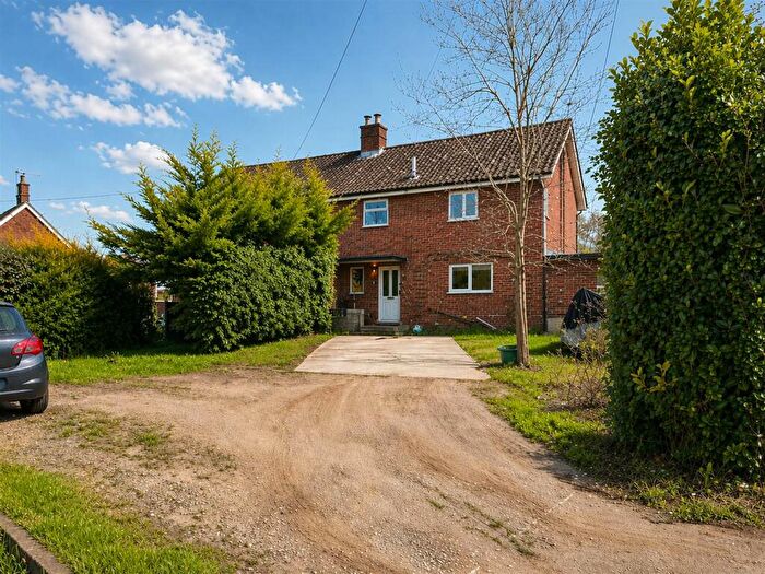 3 Bedroom Semi-Detached House For Sale In The Street, Hepworth, Diss, IP22
