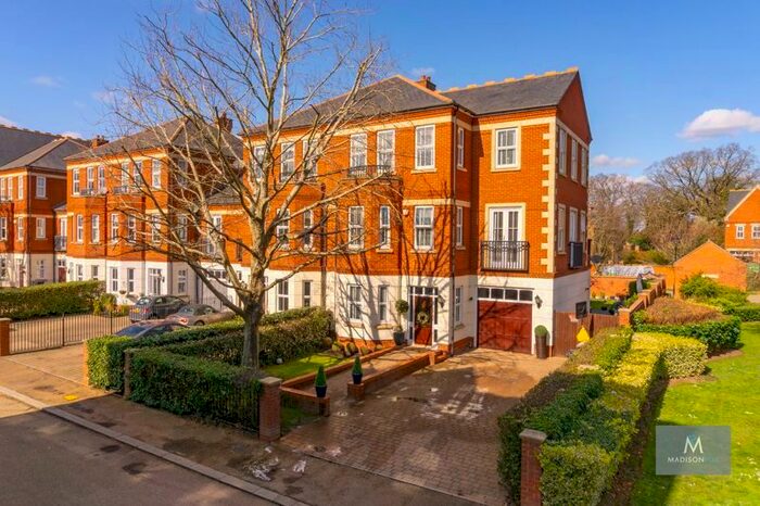 5 Bedroom Semi-Detached House To Rent In Brandesbury Square, Repton Park, Woodford Green, IG8