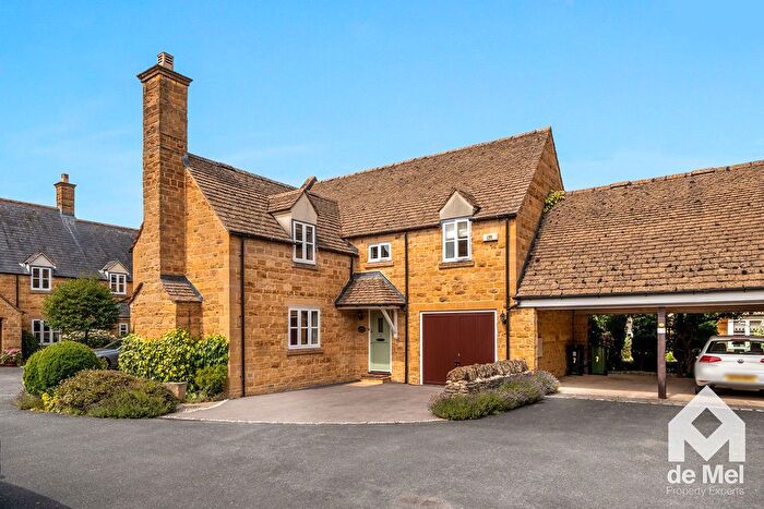 3 Bedroom Link Detached House For Sale In Croft Gardens, Broadway, WR12