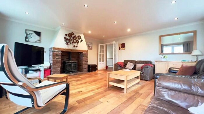 4 Bedroom Bungalow To Rent In Mayswood Gardens, Dagenham, London, RM10