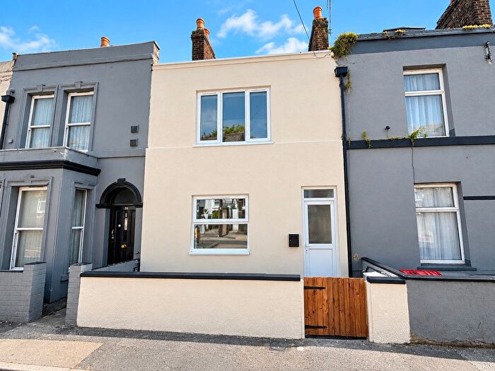3 Bedroom Flat For Sale In Luton Road, Chatham, ME4