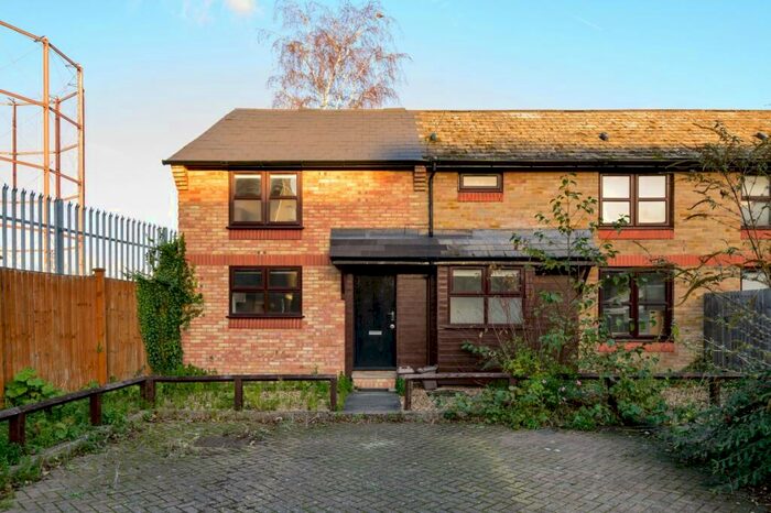 3 Bedroom End Of Terrace House To Rent In Dolphin Close, London, SE16