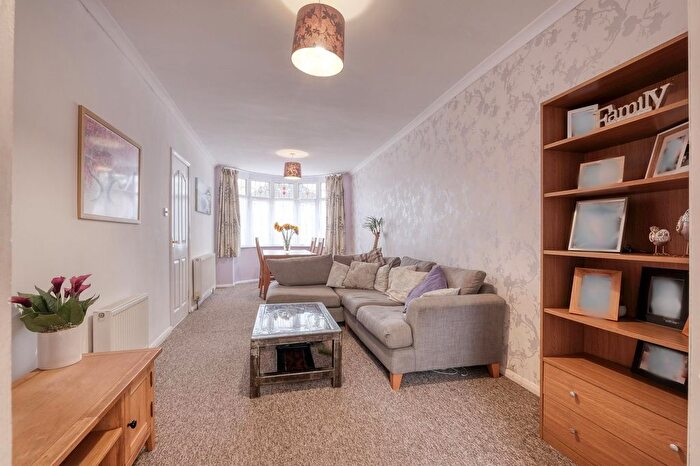 3 Bedroom Semi-detached House For Sale In Kingshurst Road, Birmingham, B31