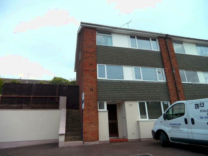 3 Bedroom Town House To Rent In Brendon Avenue, Luton, LU2