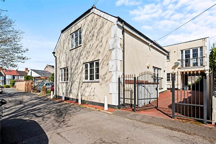 2 Bedroom Flat For Sale In Sunny Bank, London, SE25