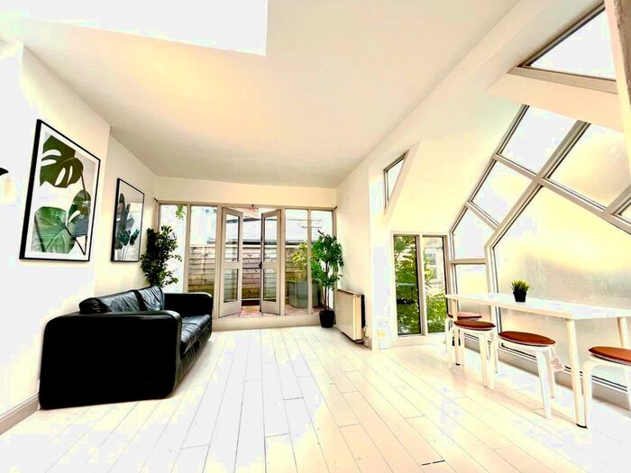 3 Bedroom Mews To Rent In Islington, N7