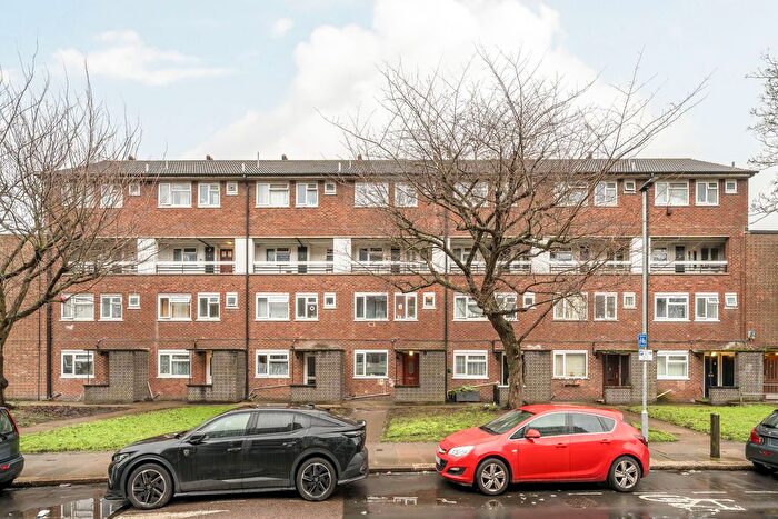 3 Bedroom Maisonette For Sale In Kingsman Street, London, SE18