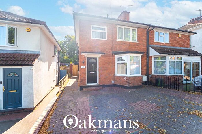 3 Bedroom Semi Detached House For Sale In Lyndworth Road, Birmingham, B30