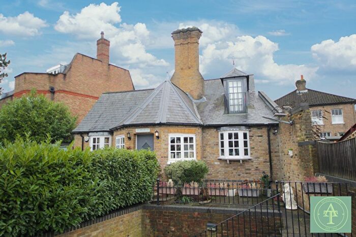 2 Bedroom Cottage For Sale In Paulin Drive, Winchmore Hill, N21