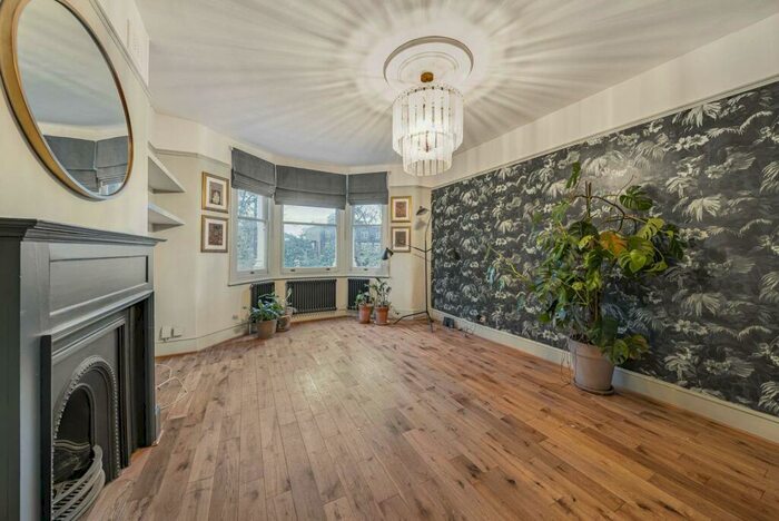 2 Bedroom Flat To Rent In Amhurst Park, Stoke Newington, London, N16