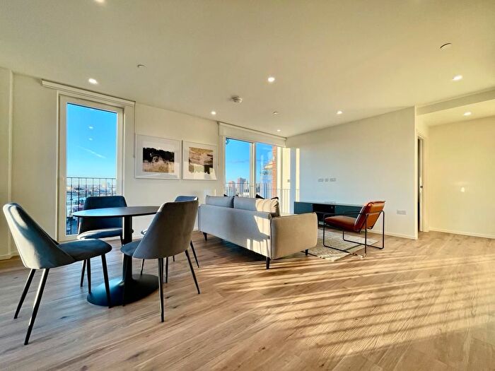 2 Bedroom Flat To Rent In Curlew House, Hawser Lane, Poplar Riverside, London, E14