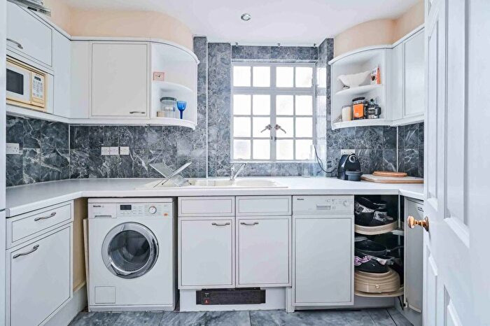 1 Bedroom Flat For Sale In Chiltern Court, Baker Street, London, NW1