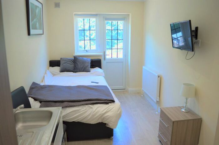 Studio To Rent In Uplands Road, Woodford Green, IG8