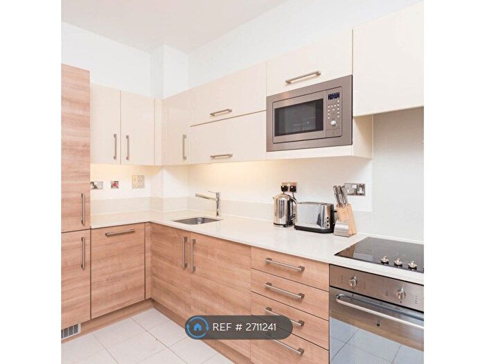 1 Bedroom Flat To Rent In Cornell Square, London, SW8
