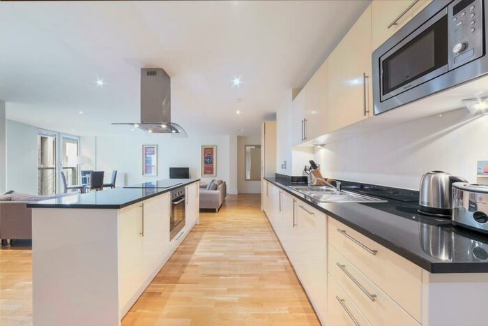 2 Bedroom Apartment To Rent In Trinity Tower, Quadrant Walk, Canary Wharf, London, E14