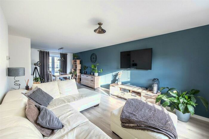 2 Bedroom Flat To Rent In Chapelfield Way, Allington, Maidstone, Kent, ME16