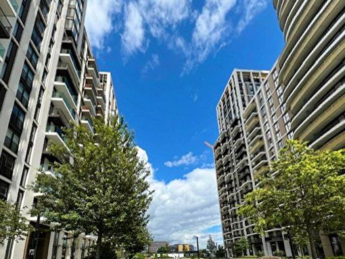 2 Bedroom Flat To Rent In Fountain Park Way, London, W12