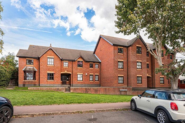 2 Bedroom Flat For Sale In Henrys Grant, St Albans, AL1