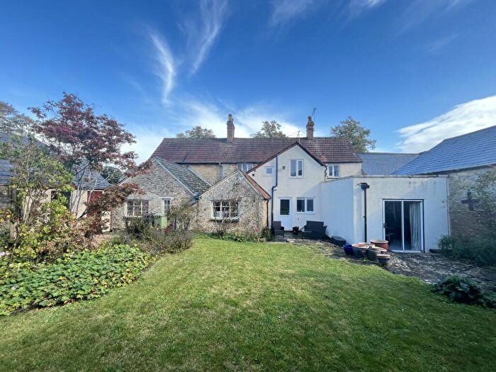 4 Bedroom Link Detached House For Sale In Burford Street, Lechlade, Gloucestershire, GL7