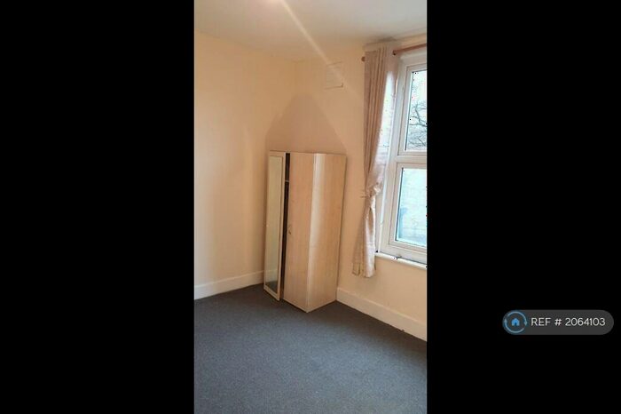 Studio To Rent In Holmdale Terrace, London, N15