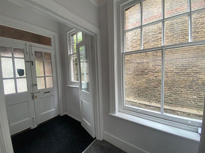 3 Bedroom Flat To Rent In West Park, London, SE9