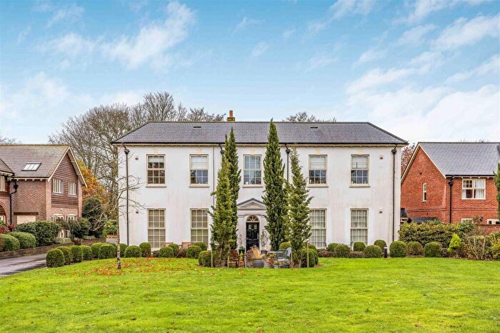 2 Bedroom Flat For Sale In Redwood Drive, Winkton, Christchurch, BH23