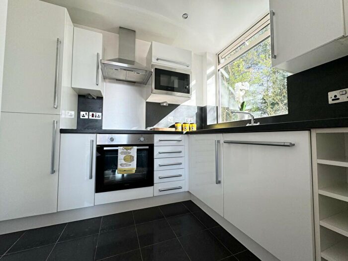 3 Bedroom Flat To Rent In Herne Hill, London, SE24