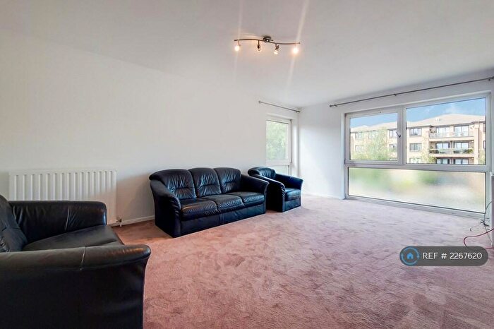 2 Bedroom Flat To Rent In Cromarty Court, Bromley, BR1