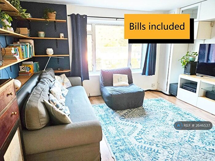 2 Bedroom Flat To Rent In Viewcraig Gardens, Edinburgh, EH8