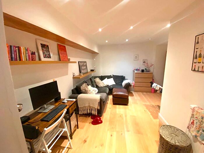 3 Bedroom Flat To Rent In Freegrove Road, London, N7