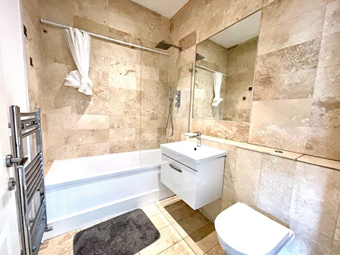 1 Bedroom Flat For Sale In East Street, Epsom, KT17