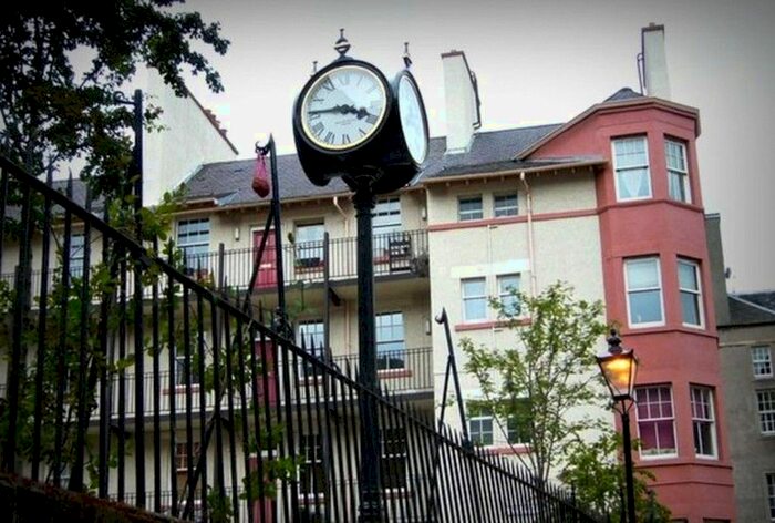 2 Bedroom Flat To Rent In Tron Square, Edinburgh, EH1