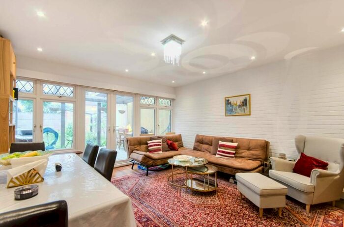 6 Bedroom Semi-Detached House To Rent In Repton Avenue, North Wembley, HA0