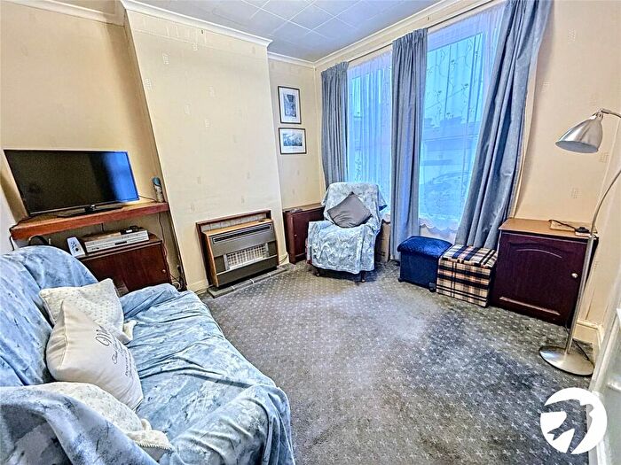 3 Bedroom End Of Terrace House For Sale In Cromer Road, Rochester, Kent, ME2