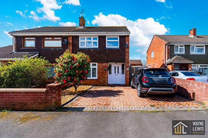 3 Bedroom Semi Detached House For Sale In Maple Close, Pontllanfraith, Blackwood, NP12